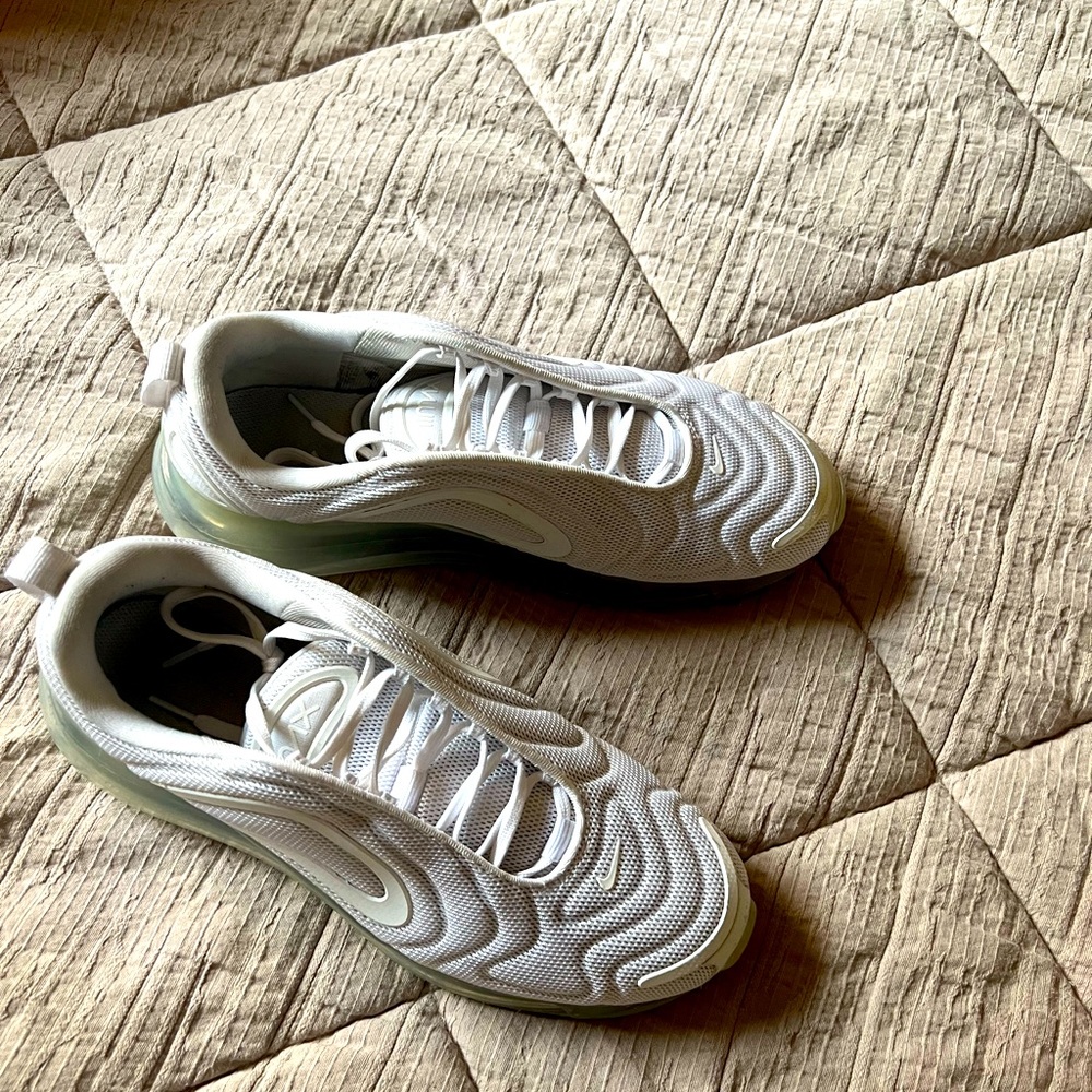White Nike air max 720 womens 10 men’s 8.5